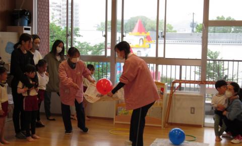 子どもと大人がおでこをくっつけている写真